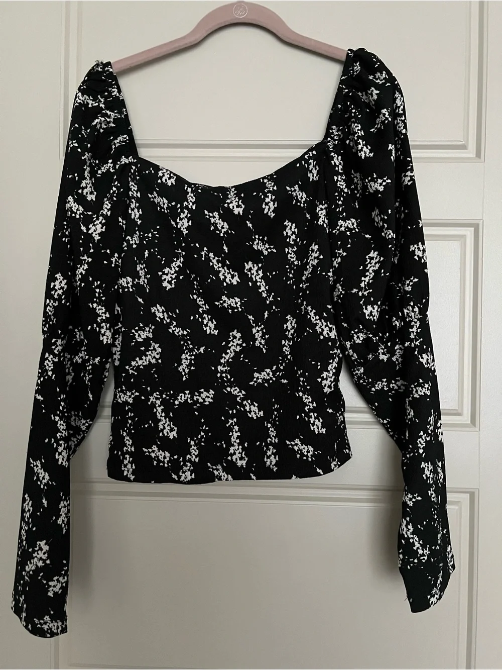 Anthropologie sweetheart neck blouse puff sleeves black floral print L